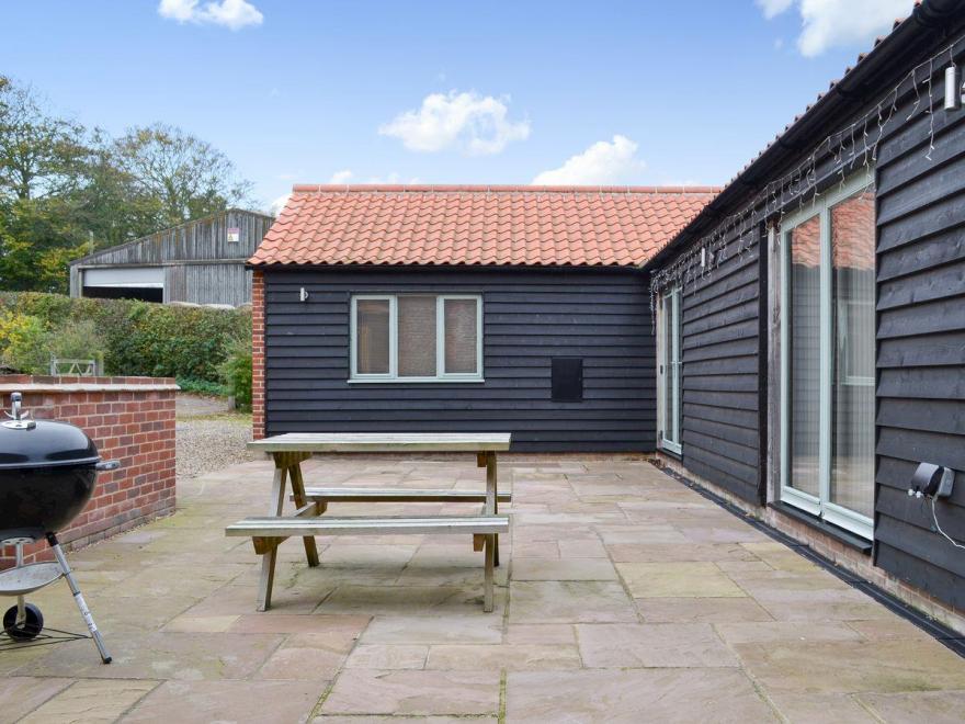 Courtyard Barn - UKC2525