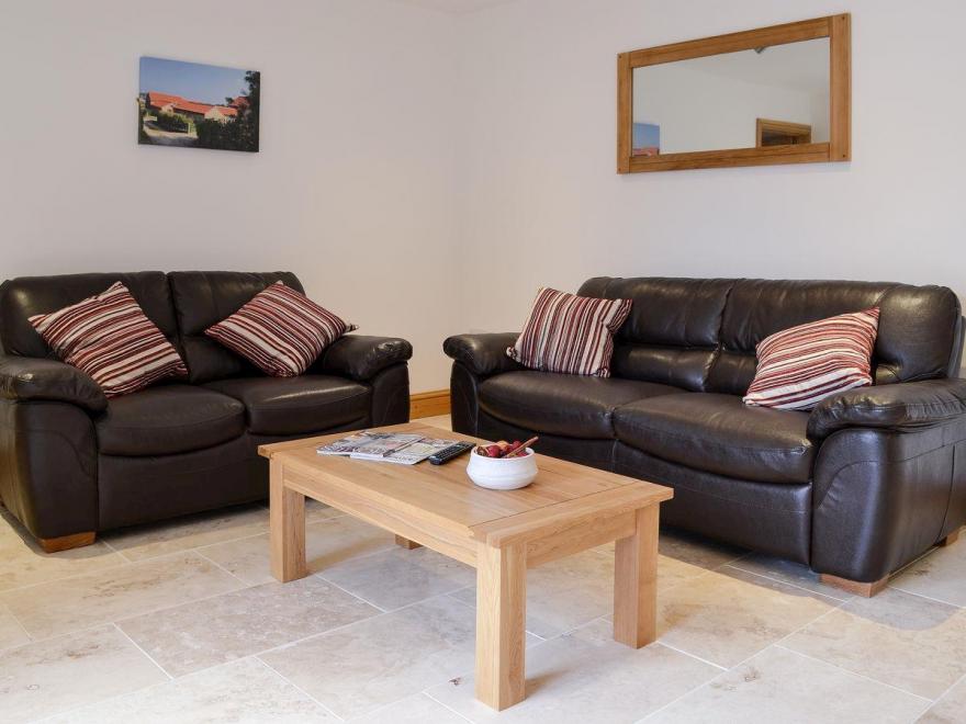 Courtyard Barn - UKC2525