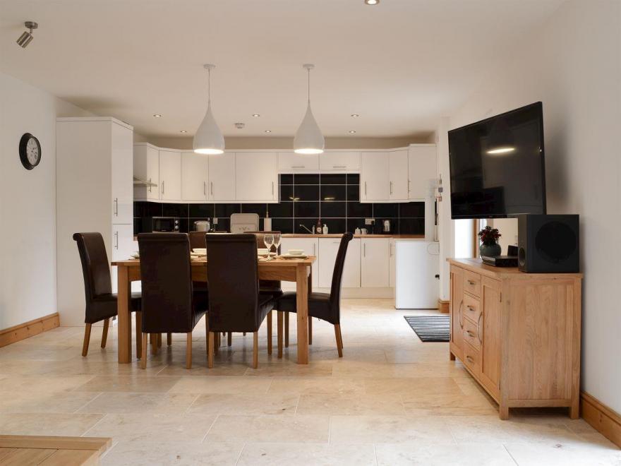 Courtyard Barn - UKC2525