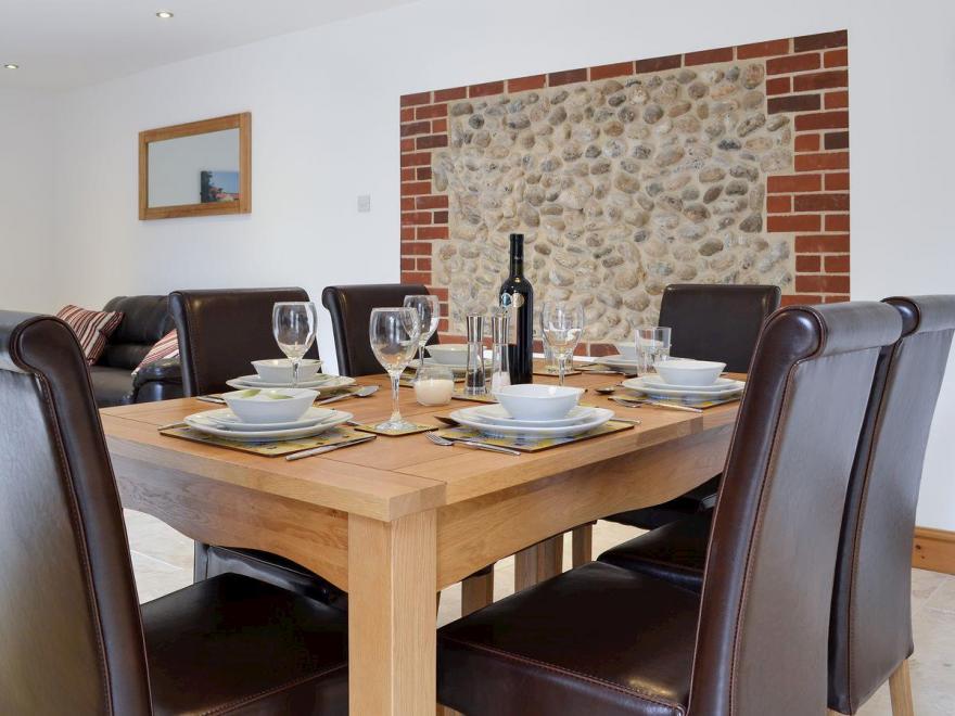 Courtyard Barn - UKC2525