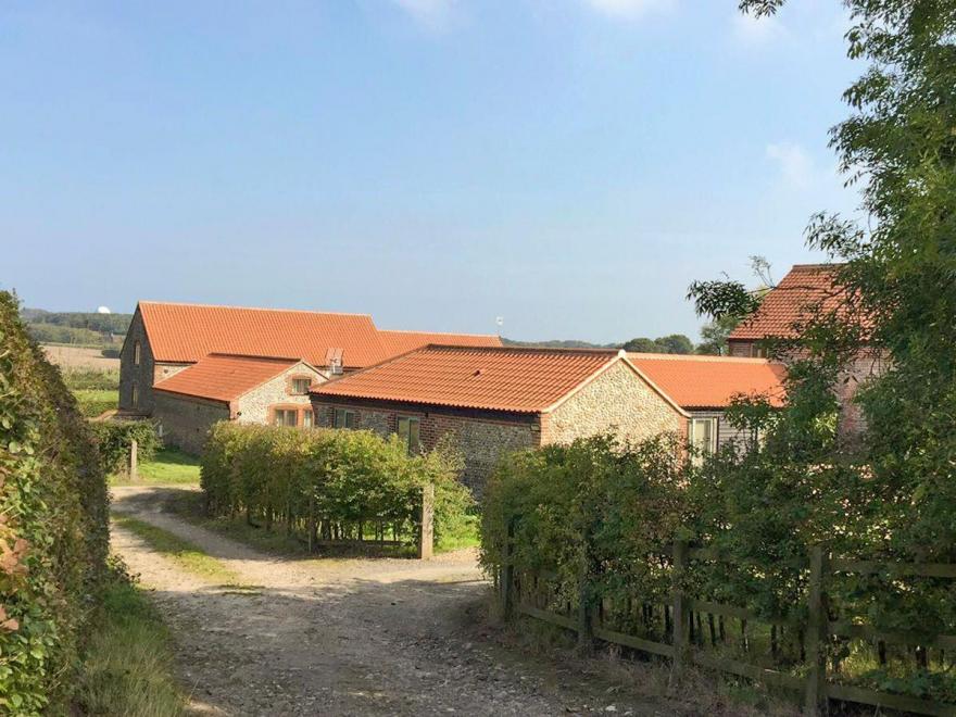 Courtyard Barn - UKC2525