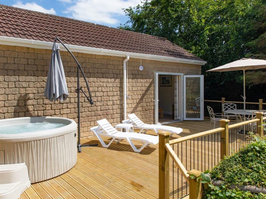 1  Luckington Stables-W8321