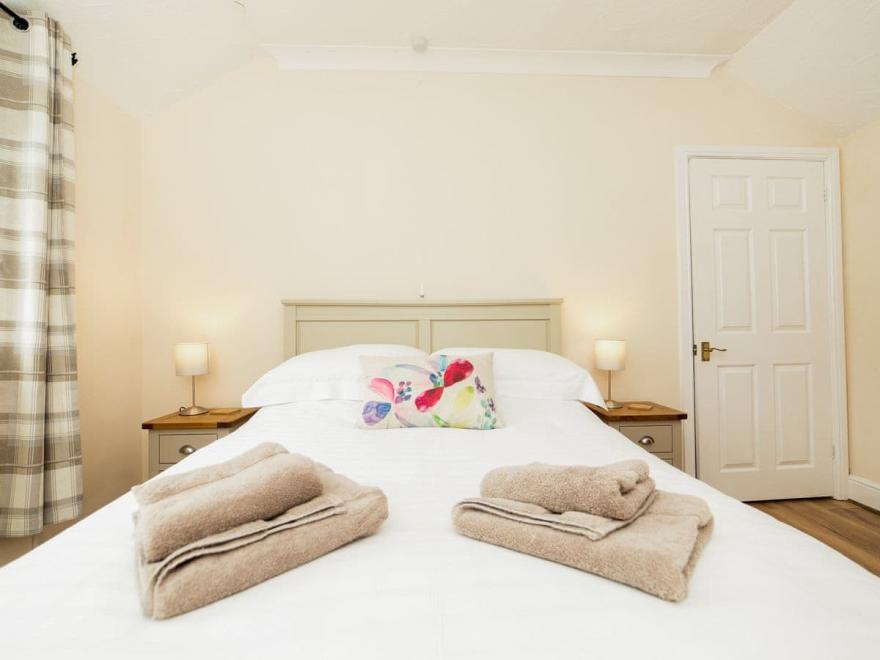 2 Luckington Stables-W8322