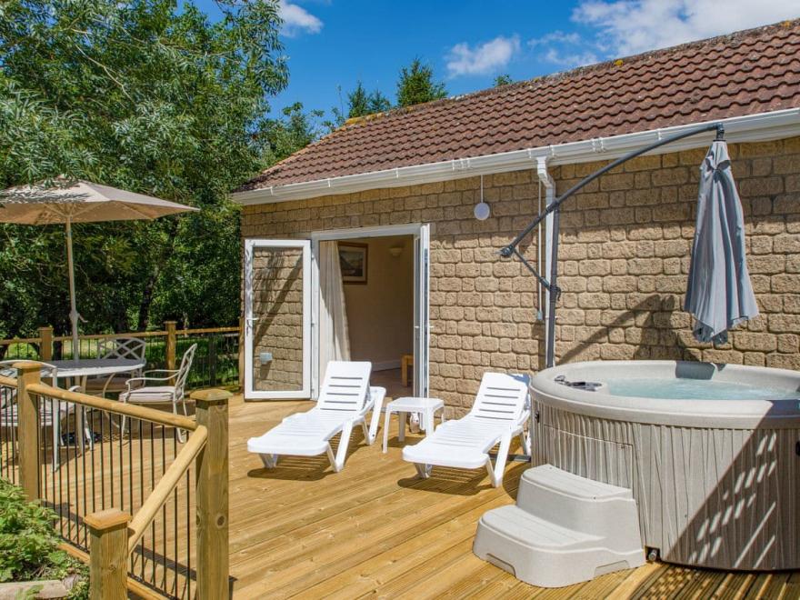 2 Luckington Stables-W8322