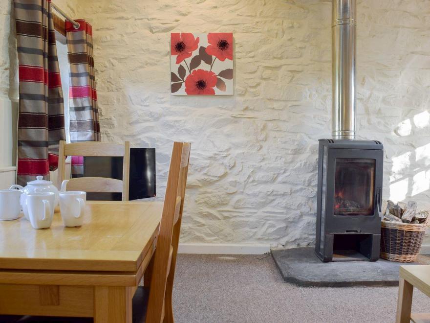 Corner Cottage - W42503