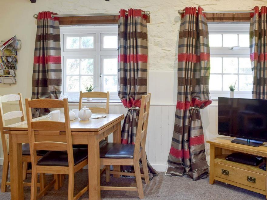 Corner Cottage - W42503