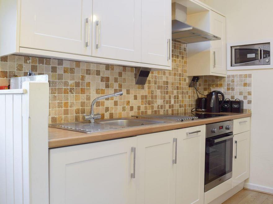 Corner Cottage - W42503