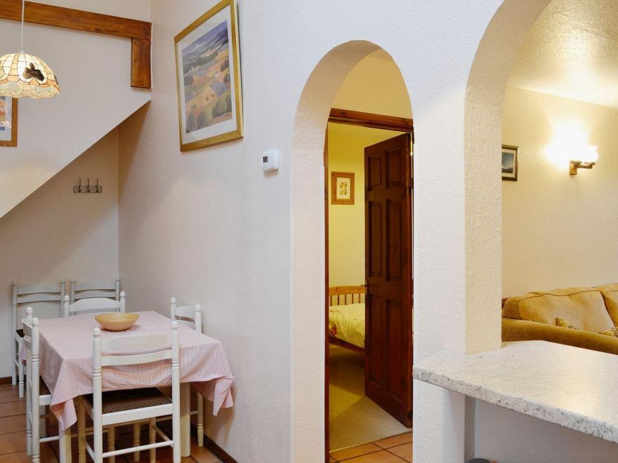 Corner Cottage - W44206