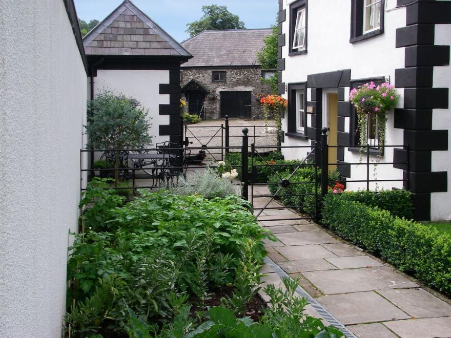 Sherrifs Lodge - HW7730