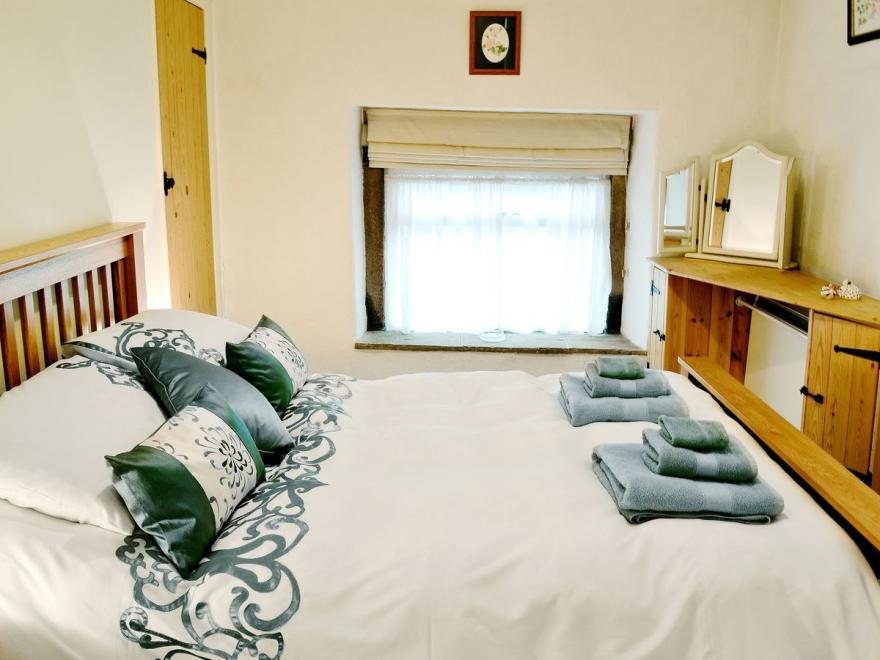 Flag Cottage - 28032