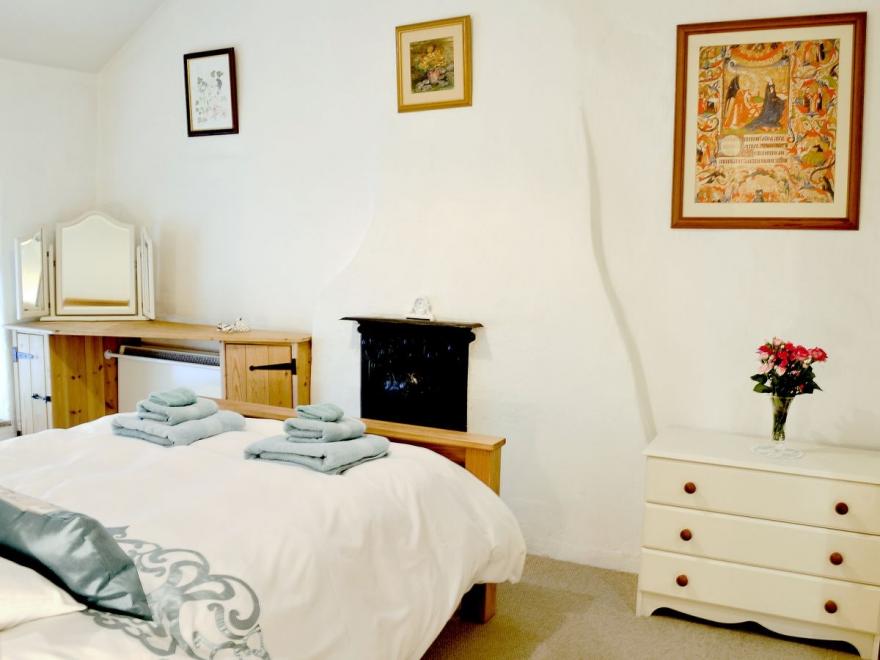 Flag Cottage - 28032