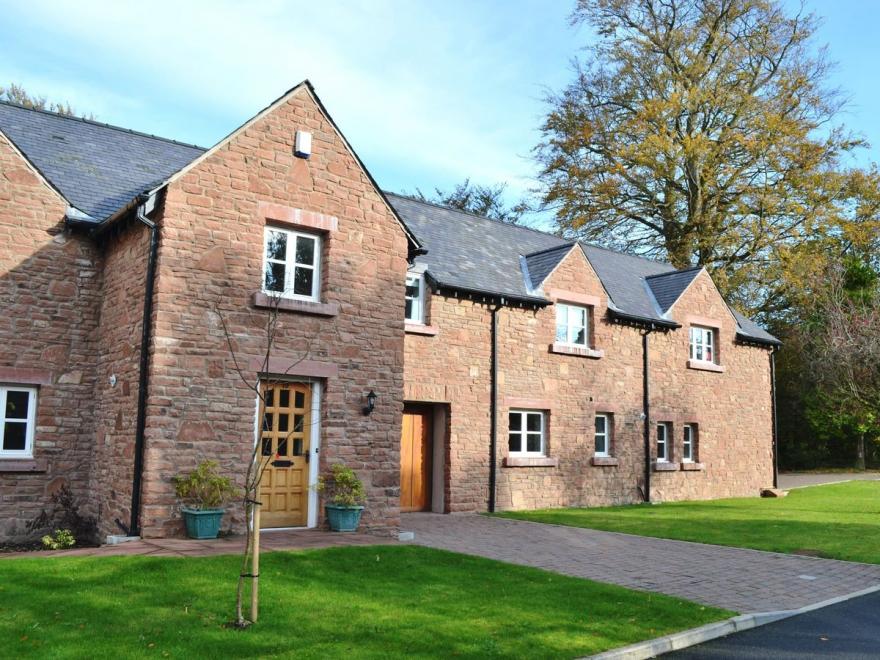 Edmond Castle - Lake View