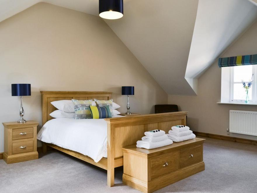 Edmond Castle - Lakeside