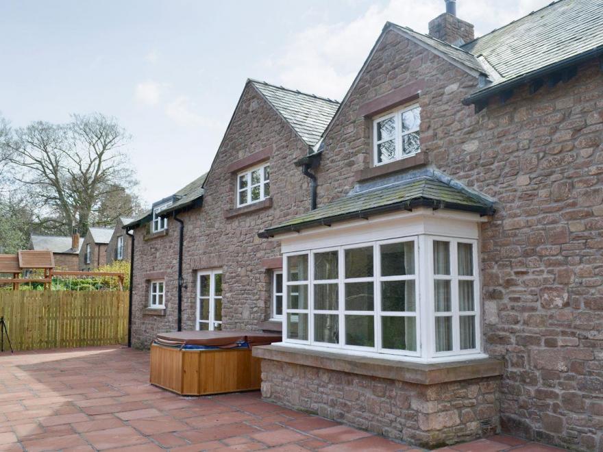 Edmond Castle - Lakeside