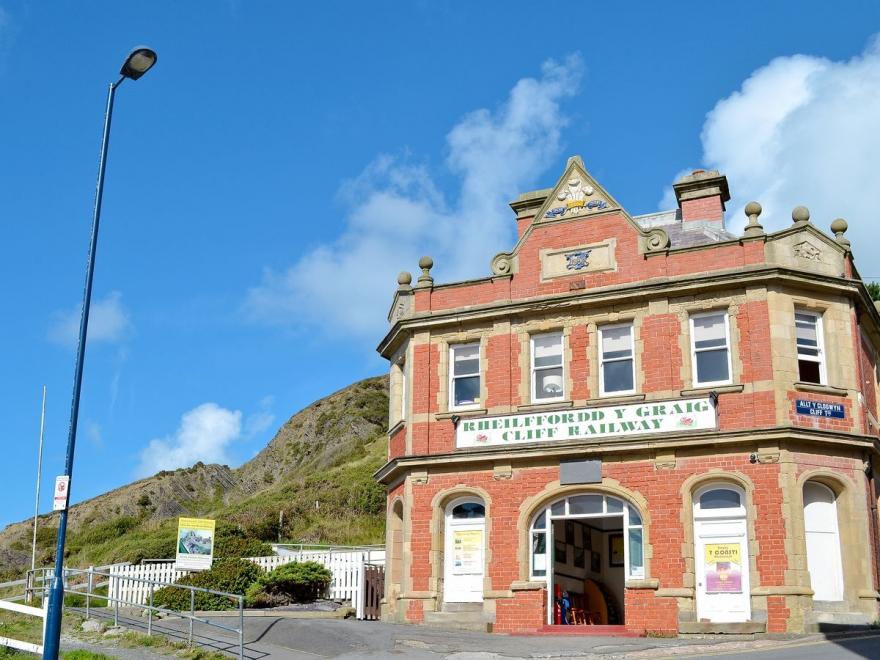 Cliff Railway Apartment