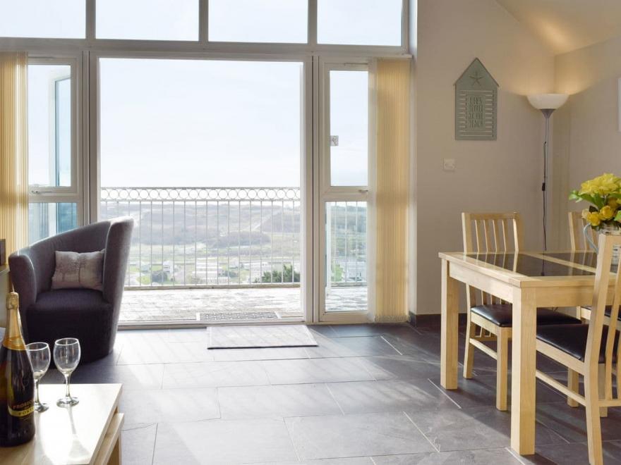 Pendine Hillside Apartment
