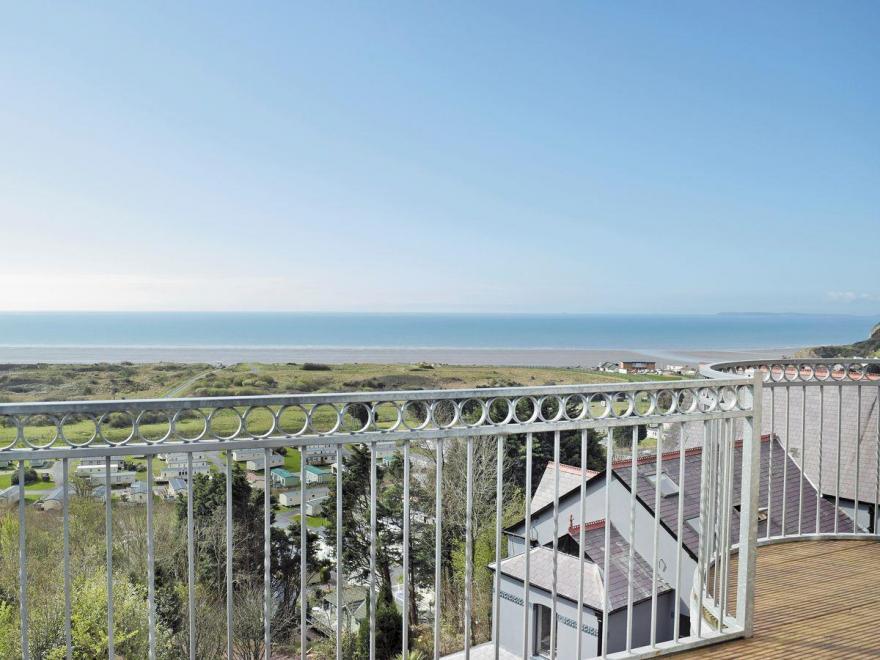 Pendine Hillside Apartment