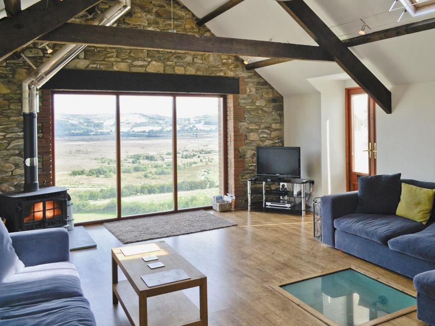 Llwynywynau Isaf Barn