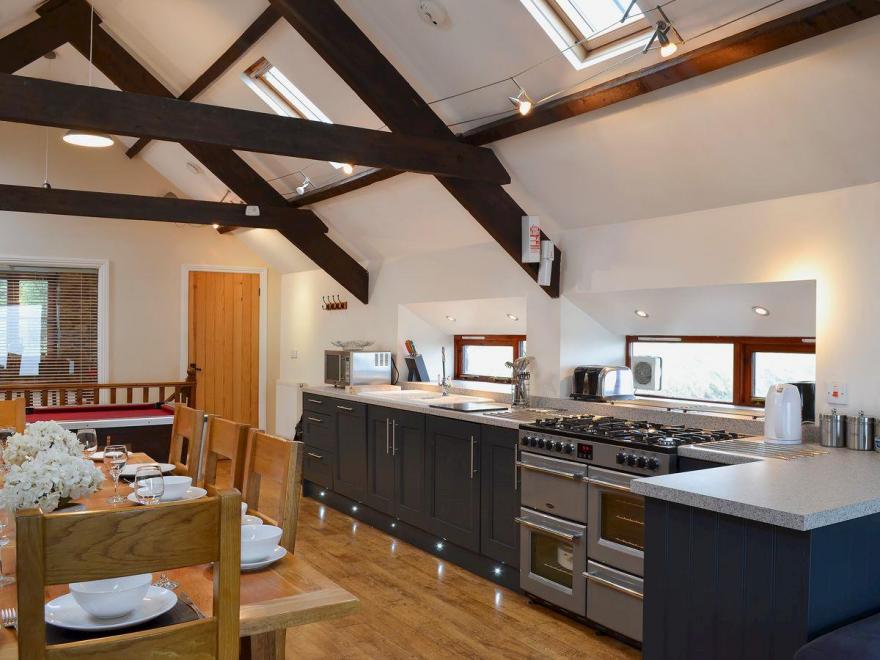 Llwynywynau Isaf Barn