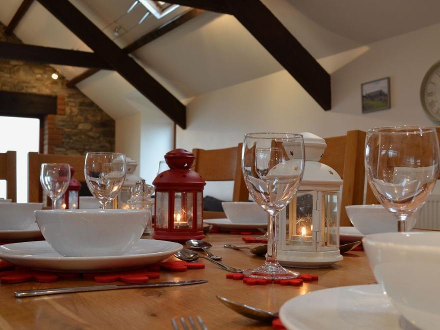 Llwynywynau Isaf Barn