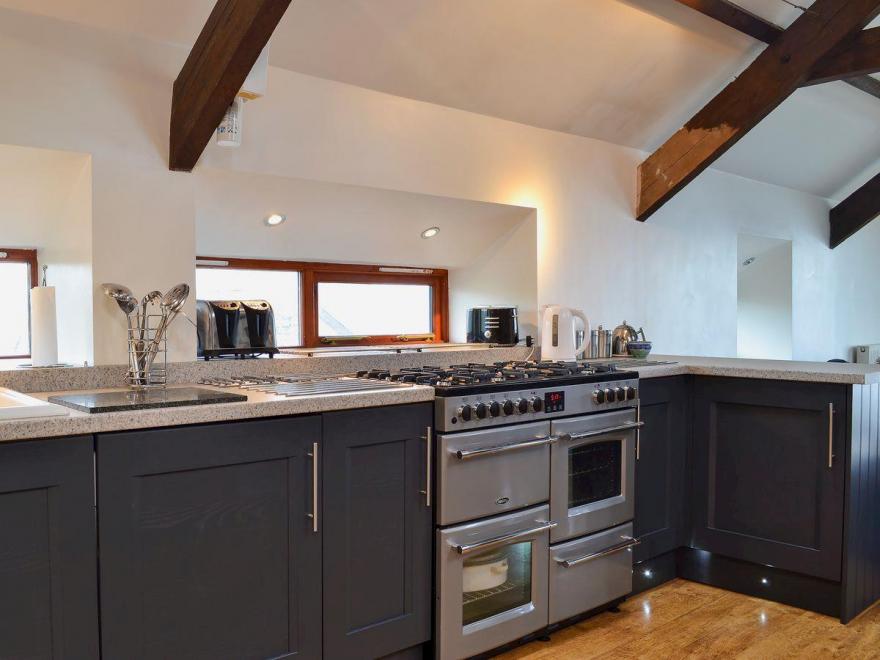 Llwynywynau Isaf Barn