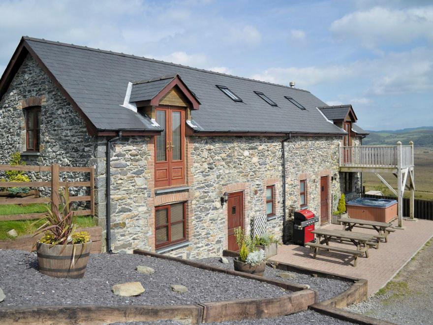Llwynywynau Isaf Barn