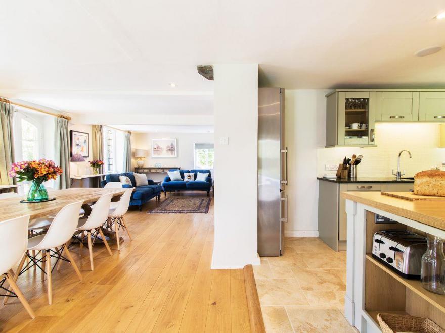 Dairy House - UKC2776