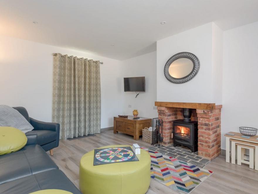 Courtyard Cottage - UKC2762