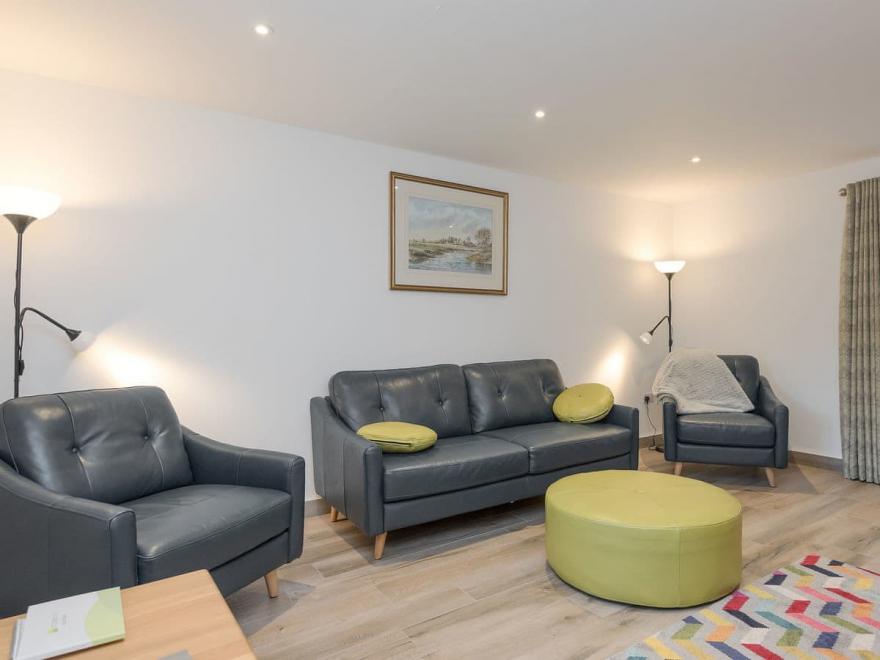 Courtyard Cottage - UKC2762