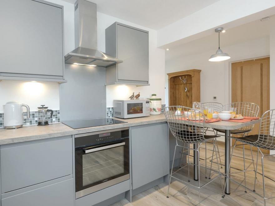 Courtyard Cottage - UKC2762