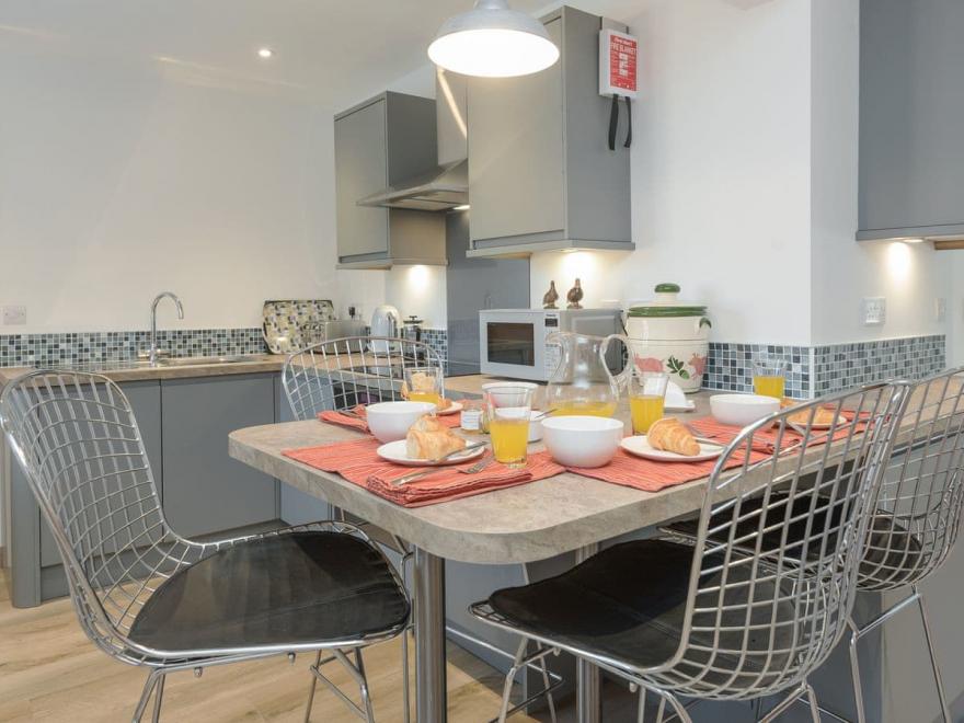 Courtyard Cottage - UKC2762