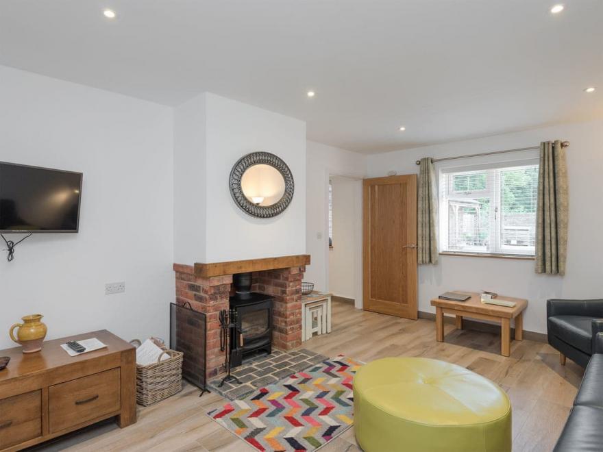 Courtyard Cottage - UKC2762