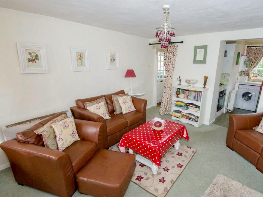 Hollyhock Cottage - UKC2842