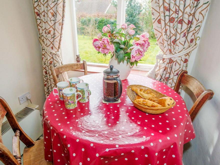 Hollyhock Cottage - UKC2842