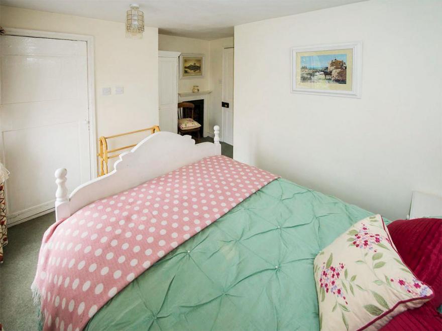 Hollyhock Cottage - UKC2842