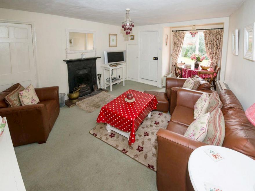 Hollyhock Cottage - UKC2842