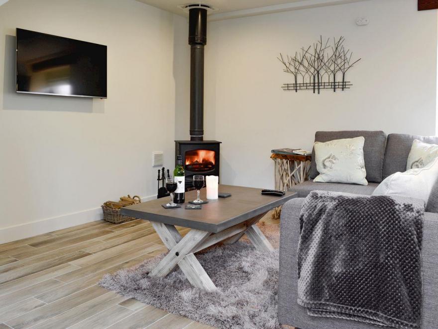 Woodland Cottage - UK6555