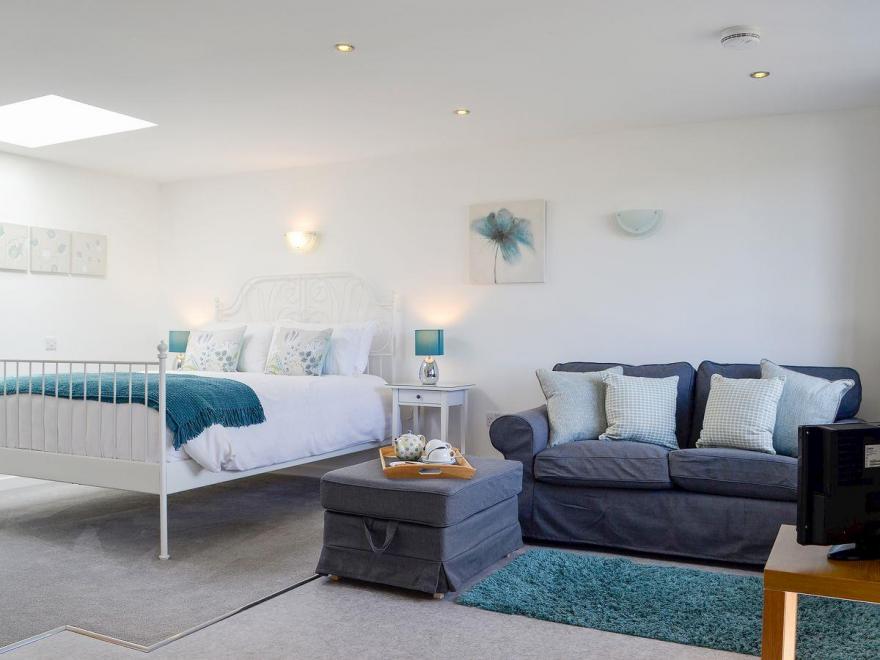 Clearwell Studio - UKC3034