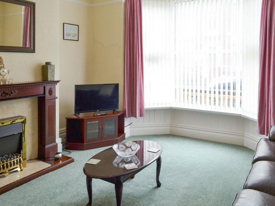 Sunnyside Holiday Apartment 1 - UK2433