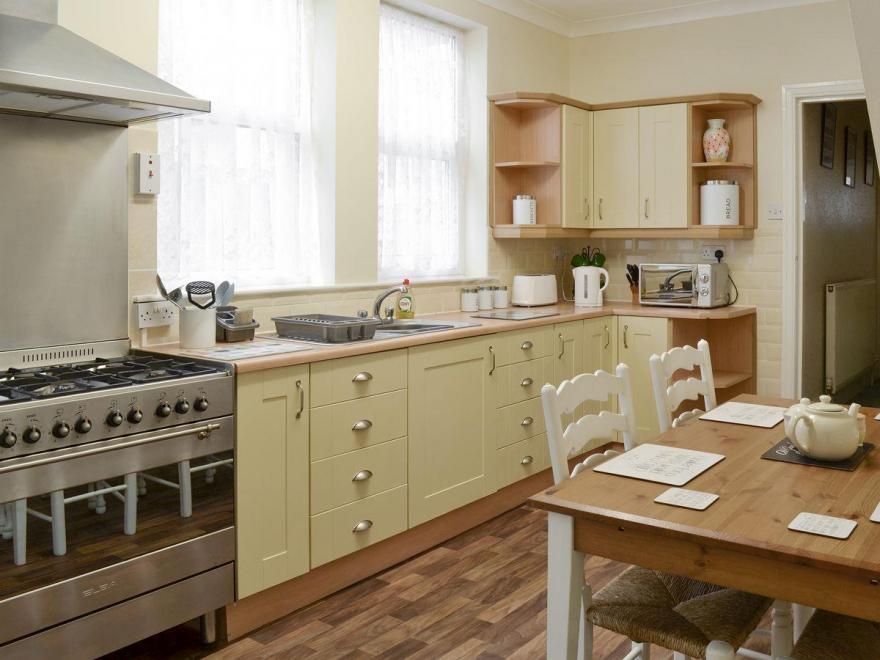 Sunnyside Holiday Apartment 1 - UK2433