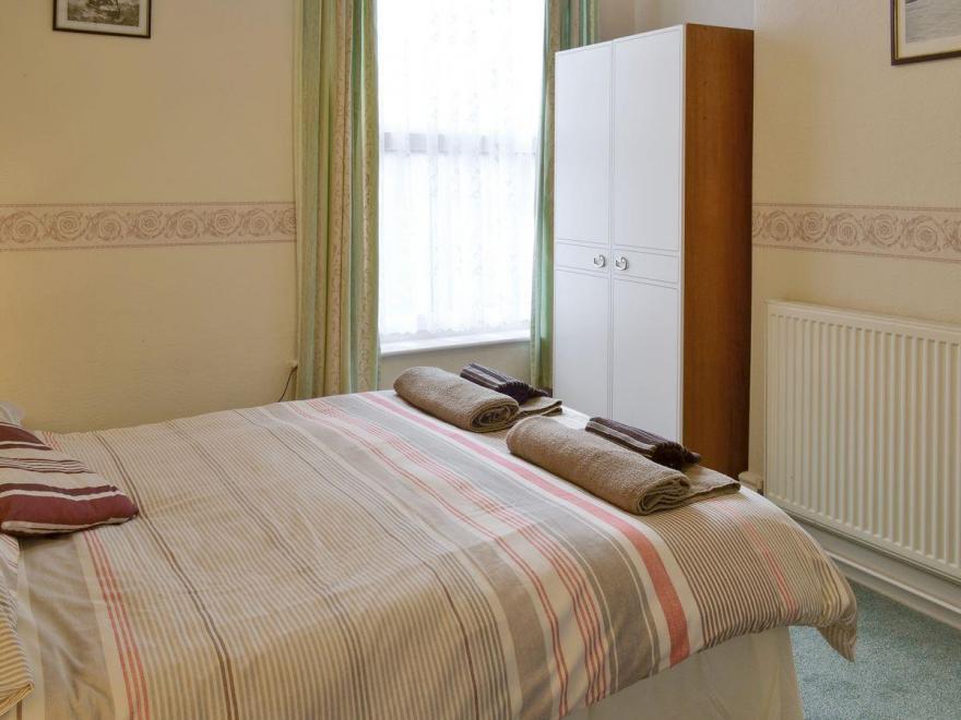 Sunnyside Holiday Apartment 1 - UK2433