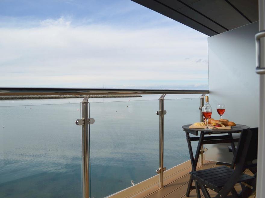 Officer's Suite -UKC3251