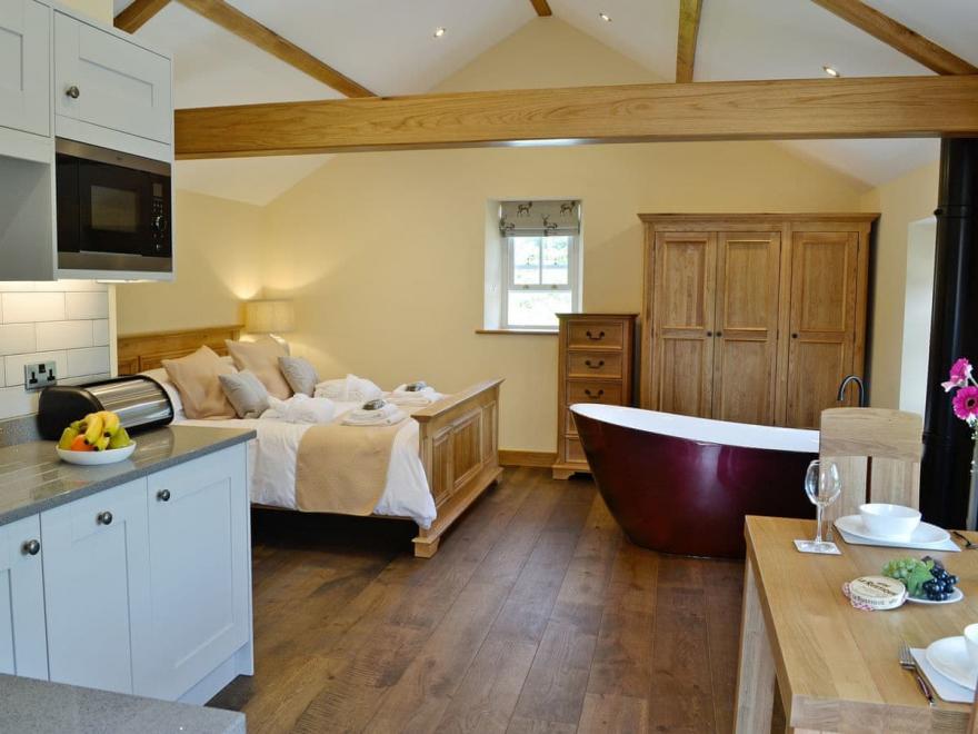 Garth Studio-UKC3329