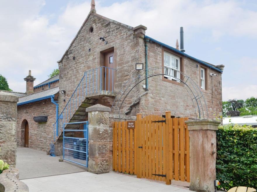 Garth Studio-UKC3329