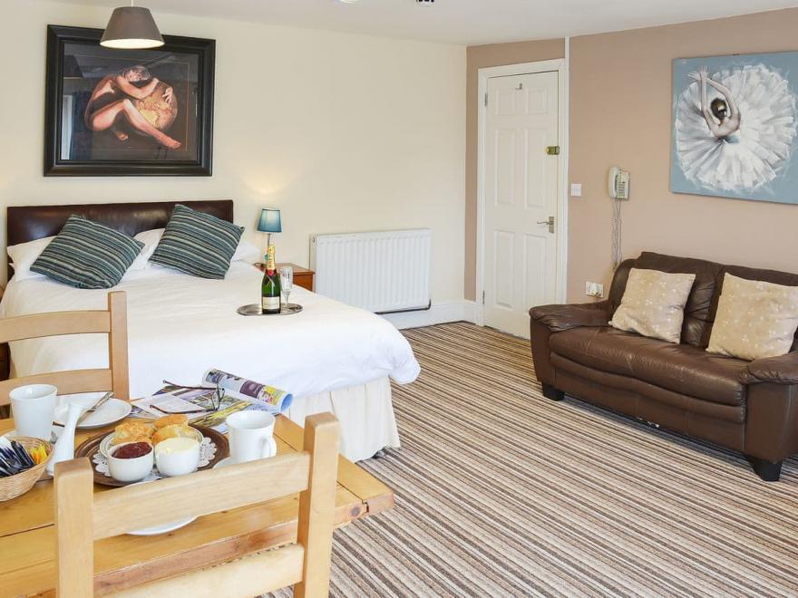 Lee Studio - UKC3372