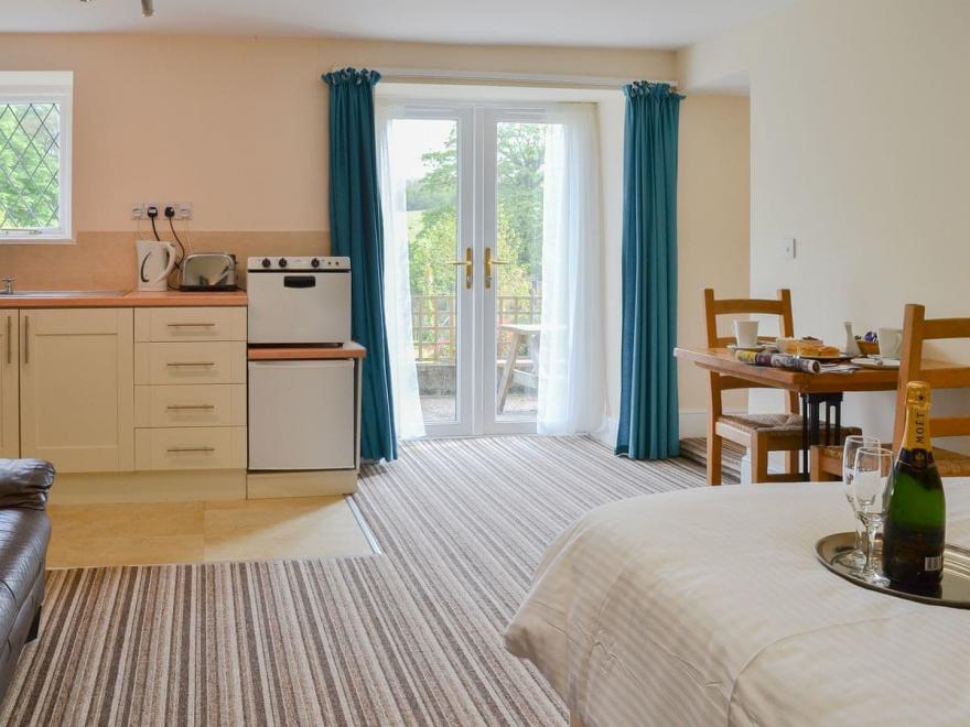 Lee Studio - UKC3372