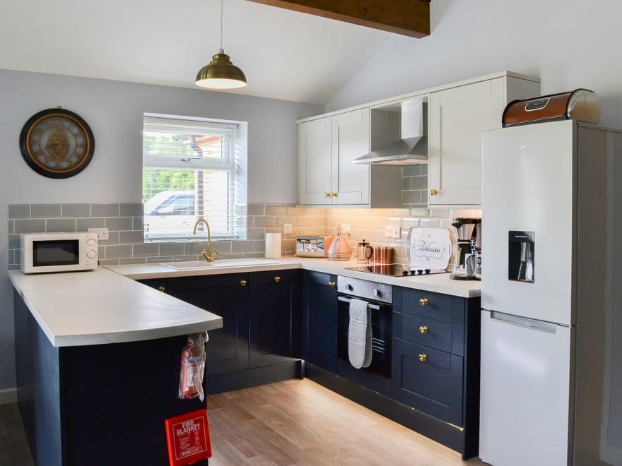 Humphrey-Basil Lodge-UKC2176