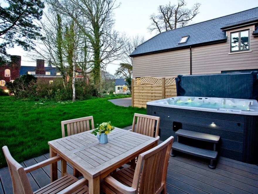 Courtyard Lodge 29 - Beyond Escapes