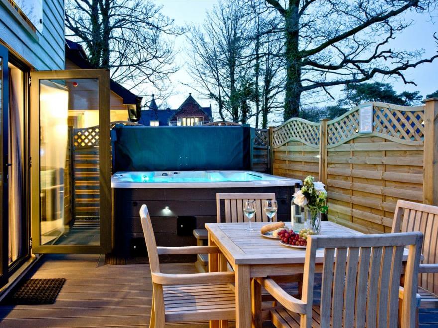 Courtyard Lodge 30 - Beyond Escapes