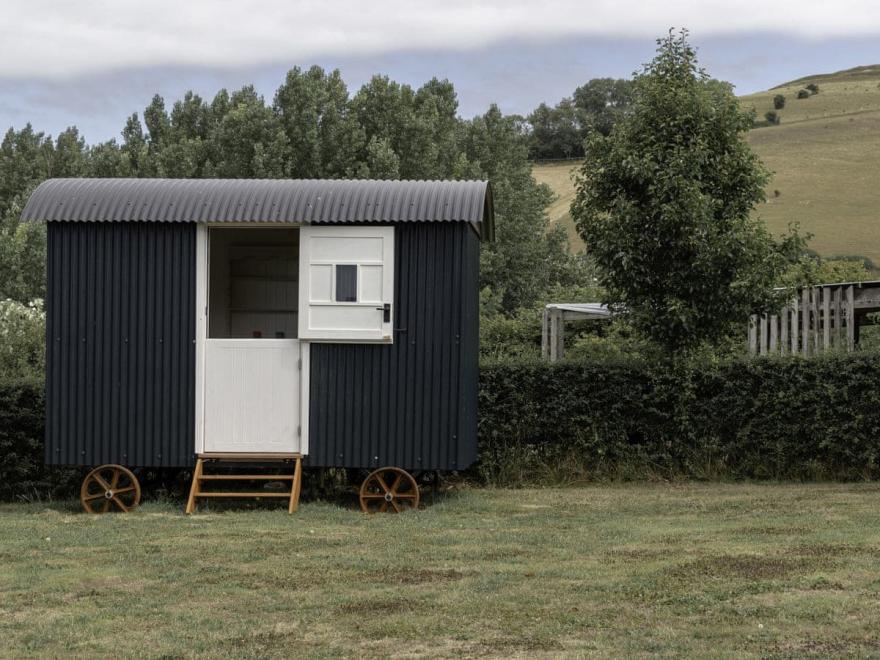 Chisel Barn With Shepherds Hut
